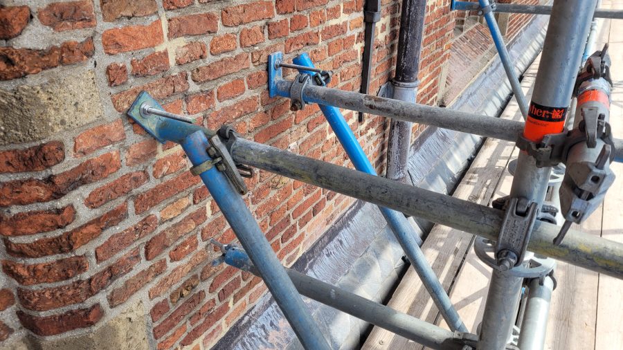 26 20250606 De steigers buiten zijn goed verankerd in de muur