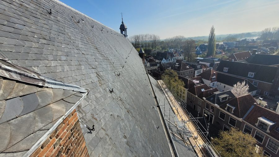 08 20250411 Zuidelijk dak van de kerk