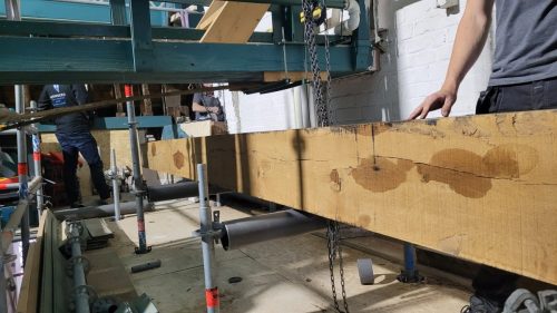 21 20250604 De balk ligt op zijn plaats om te bewerken