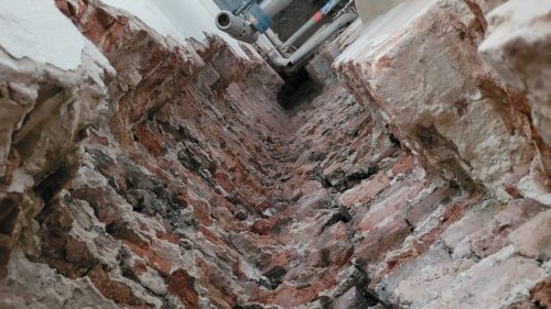 27 20250606 De scheuren binnen worden over de hele hoogte opengehakt