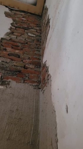 30 20250612 De open gehakte scheuren worden weer dicht gemetseld