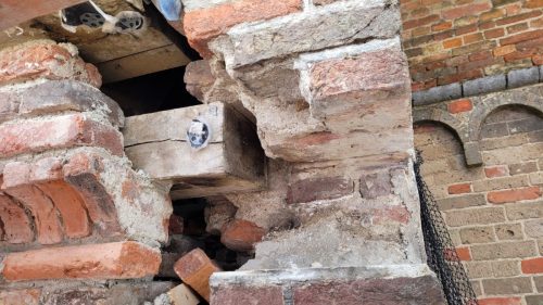 32 20250711 Van deze plaats is eind 2023 een brok muur naar beneden gevallen