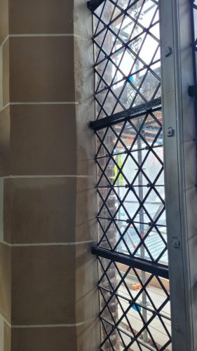 34 20250718 Nieuwe glas-in-lood panelen zijn weer geplaatst