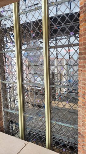 35 20250718 Noord west raam met nieuw glas-in-lood